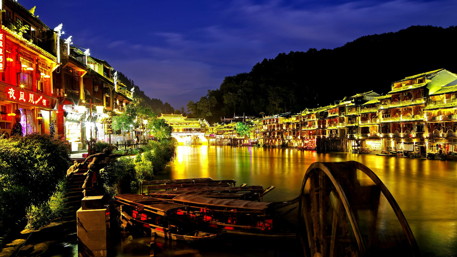 自然に囲まれたプール